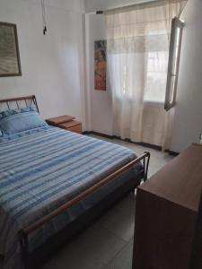 En eller flere senger på et rom på Sardinia Home Flat 4 beds in Carbonia