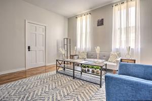 ベイヨンにあるUpdated Bayonne Townhome about 11 Mi to NYC!のリビングルーム(ソファ、テーブル付)