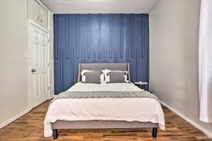 um quarto com uma cama grande e paredes azuis em Updated Bayonne Townhome about 11 Mi to NYC! em Bayonne