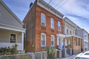 una casa de ladrillo rojo con adornos blancos en una calle en Updated Bayonne Townhome about 11 Mi to NYC! en Bayonne