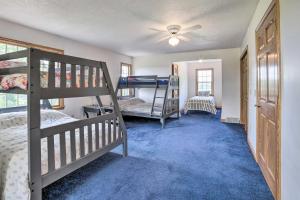 sypialnia z 2 łóżkami piętrowymi i niebieskim dywanem w obiekcie Family-Friendly Retreat on Long Noble Lake! w mieście Sturgis
