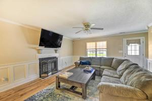Posezení v ubytování Pet-Friendly Jacksonville Home with Fenced Yard