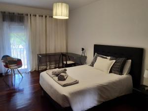1 dormitorio con 1 cama, 1 silla y 1 ventana en ParadisMare en Machico