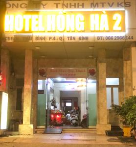 un hotel hong kong tiene un cartel en un edificio en Khách Sạn Hồng Hà 2, en Ho Chi Minh