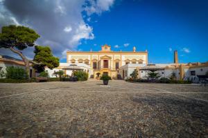 パレルモにあるVilla del Gattopardoの前に木がある大きな白い建物