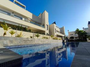 een gebouw met een zwembad ervoor bij Villa Amalia Eco in Torrevieja