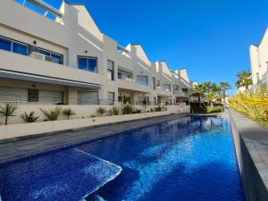 een appartementencomplex met een zwembad ervoor bij Villa Amalia Eco in Torrevieja