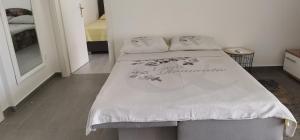 Postel nebo postele na pokoji v ubytování Anđela Home - Krka waterfalls
