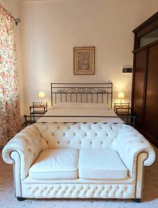 a white couch in a bedroom with a bed at Elle Palace Simply Elegant in Verona