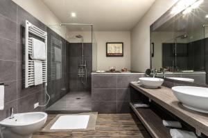 y baño con 2 lavabos y ducha. en Studio Inn De Angeli, en Milán
