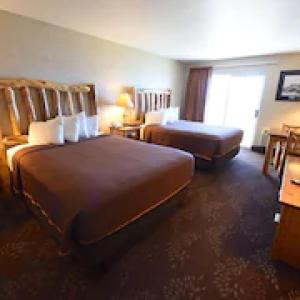 una camera d'albergo con due letti e un divano di Bridge Vista Beach Hotel and Convention Center a Mackinaw City
