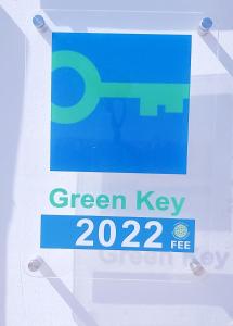 um sinal azul com uma chave verde em Serra e Mar em Sintra