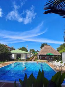 a pool at the resort with people in it at Cabañas LLano Lindo Apiay in Villavicencio