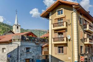 un edificio con graffiti al lado de una iglesia en Les Trois M, en Aime La Plagne