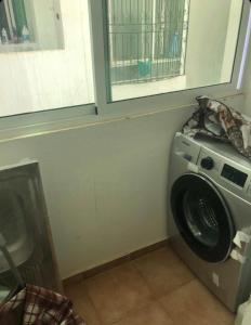 een wasmachine in een kamer met een raam bij 2 slaapkamers appartement zwembad in Tanger