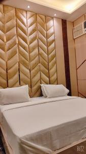 En eller flere senge i et værelse på SHRADDHA HOTEL