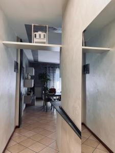 een kamer met een hal met een plank aan de muur bij CASA MIA: appartamento con ogni comfort in Rodengo Saiano