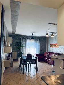 een woonkamer met een tafel en een bank bij CASA MIA: appartamento con ogni comfort in Rodengo Saiano
