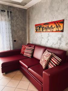een rode leren bank in de woonkamer bij CASA MIA: appartamento con ogni comfort in Rodengo Saiano