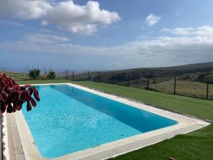 Bazén v ubytování Country house with shared pool and views nebo v jeho okolí + 37 fotografií