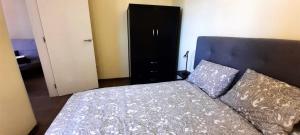 1 dormitorio con 1 cama y armario negro en Country house with shared pool and views, en Sabina Alta