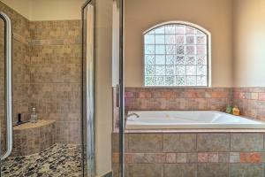 Rustic Las Cruces Escape - 2 Mi to NMSU! 욕실