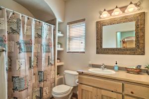 ein Badezimmer mit einem WC, einem Waschbecken und einem Spiegel in der Unterkunft Rustic Las Cruces Escape - 2 Mi to NMSU! in Las Cruces