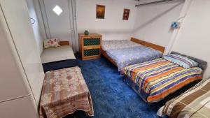 Posteľ alebo postele v izbe v ubytovaní Pit Stop mini suites Győr 28m2