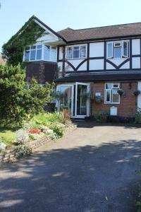 una casa de ladrillo con una entrada delante de ella en Albemarle Apartment, en Bromley