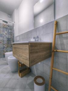 bagno con lavandino e servizi igienici di La Tomatica In Commedia a Mongardino