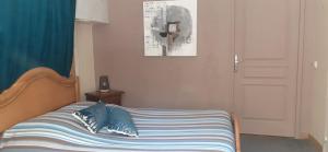 ミュラにあるLa Maison De Béatriceのベッドルーム1室(青い枕のベッド1台付)