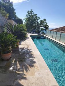 Luxurious, Quiet, and Peaceful, 3 floor villa, 5km from Monaco tesisinde veya buraya yakın yüzme havuzu