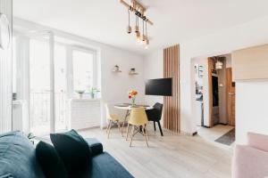 Televízia a/alebo spoločenská miestnosť v ubytovaní Nocosfera Apartament Górnośląski