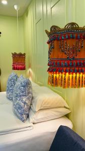 Un dormitorio con 2 camas y una pared con cuentas. en Baan Bua Cottage SHA EXTRA PLUS B5510 en Ko Kood