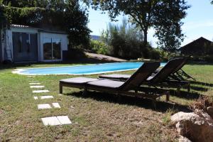 ein paar Liegestühle neben einem Pool in der Unterkunft Mar y Montaña en Las Rías Baixas in Gondomar