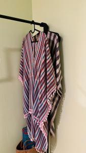 una camisa colgando de una percha en un armario en Baan Bua Cottage SHA EXTRA PLUS B5510 en Ko Kood