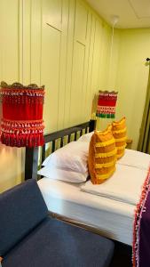 um quarto com 2 camas com almofadas vermelhas e amarelas em Baan Bua Cottage SHA EXTRA PLUS B5510 em Ko Kood