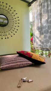 una tavola da surf appoggiata sul pavimento accanto a un cuscino di Baan Bua Cottage SHA EXTRA PLUS B5510 a Ko Kood