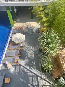 vista sul soffitto di un patio con sedie e piscina di Hotel Homey Kobuleti a Kobuleti