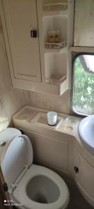 małą łazienkę z toaletą i umywalką w obiekcie Daniel Studios w mieście Kallithea