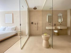 een slaapkamer met een bed en een glazen douche bij Olive studios in Zadar