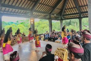um grupo de pessoas assistindo pessoas dançando em uma multidão em The Lumbung Jaya by Uniquecations em Tegalalang