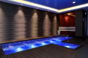 Bazén v ubytování Best Western Plus Paradise Hotel Dilijan nebo v jeho okolí
