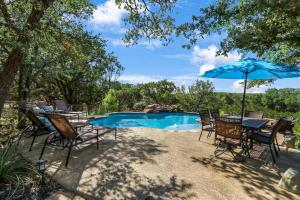 un gruppo di sedie e un ombrellone accanto alla piscina di Canyon Lake Lighthouse a Canyon Lake