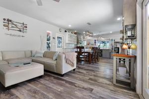 un soggiorno con un divano e un tavolo di Canyon Lake Lighthouse a Canyon Lake