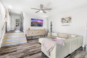 un soggiorno con un divano e un ventilatore a soffitto di Canyon Lake Lighthouse a Canyon Lake