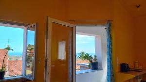 Habitación naranja con puerta y balcón en Plan B, en Civezza