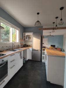 A kitchen or kitchenette at maison landaise à proximité de la plage et centre