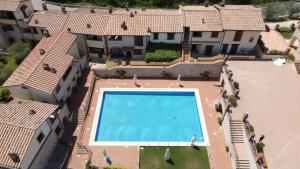The swimming pool at or close to UMBRIA, "Casa Sagrantina" con PISCINA e pergolato