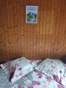 ein Schlafzimmer mit einem Bett und einem Bild an der Wand in der Unterkunft Bel appartement au rez de chaussée d'un chalet in Jarrier